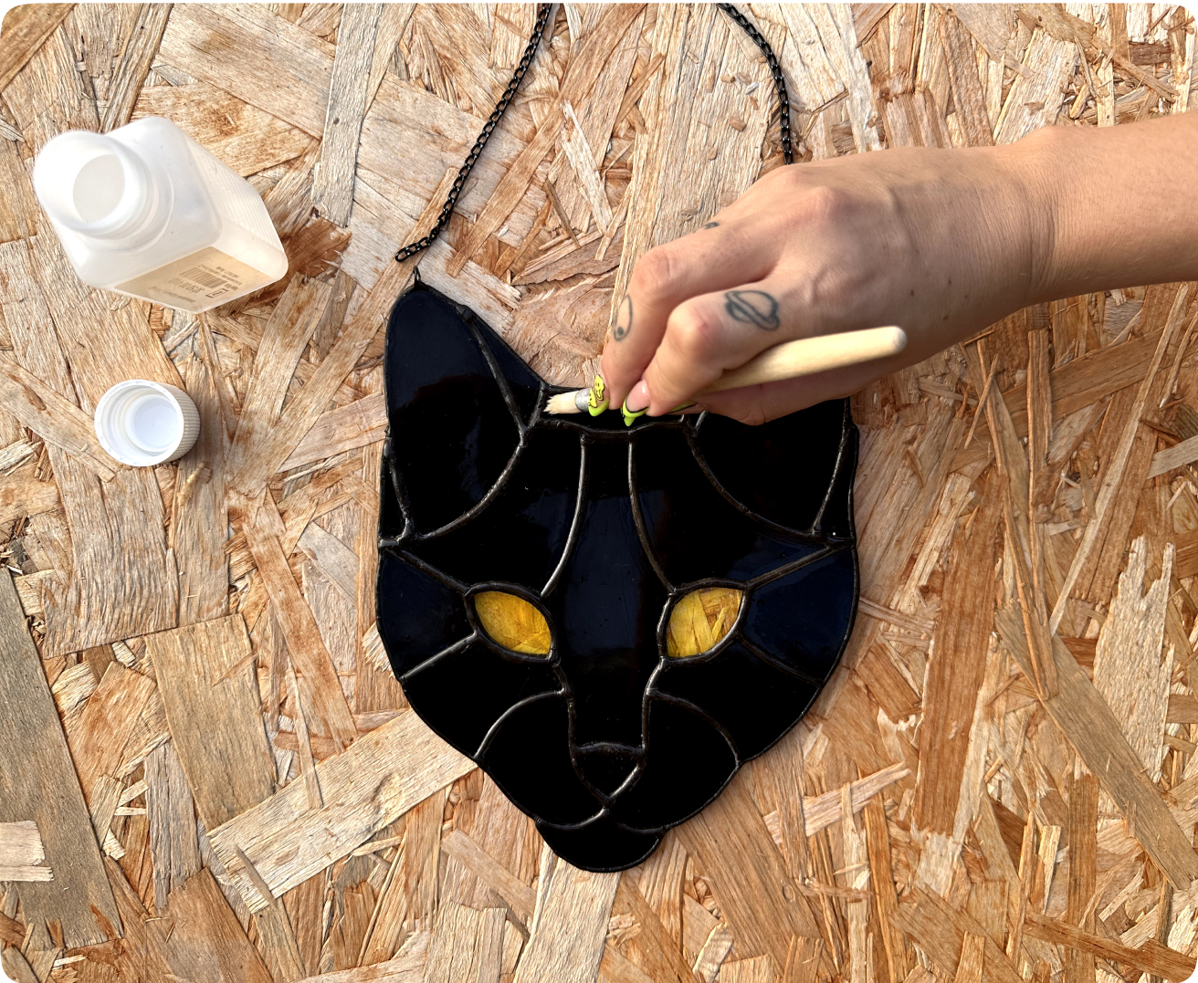 Gato negro para colgar de la pared a modo de cuadro hecho en taller de vidrio Cardedeu