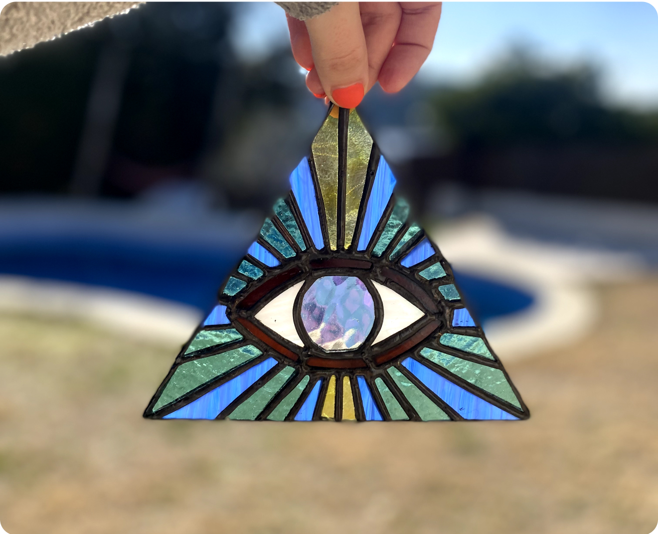 Pirámide con Ojo para colgar a modo de atrapaluz hecho en taller