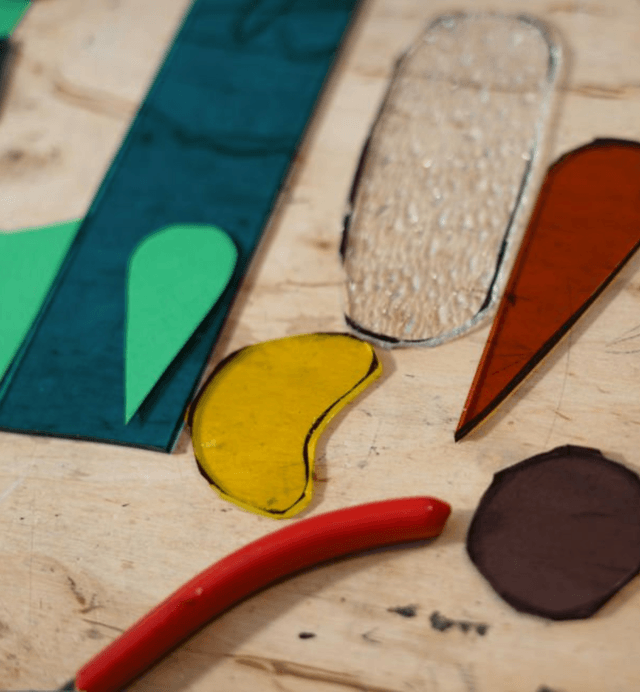 Taller de vidrio en Cardedeu - Alumna trabajando en vitrales