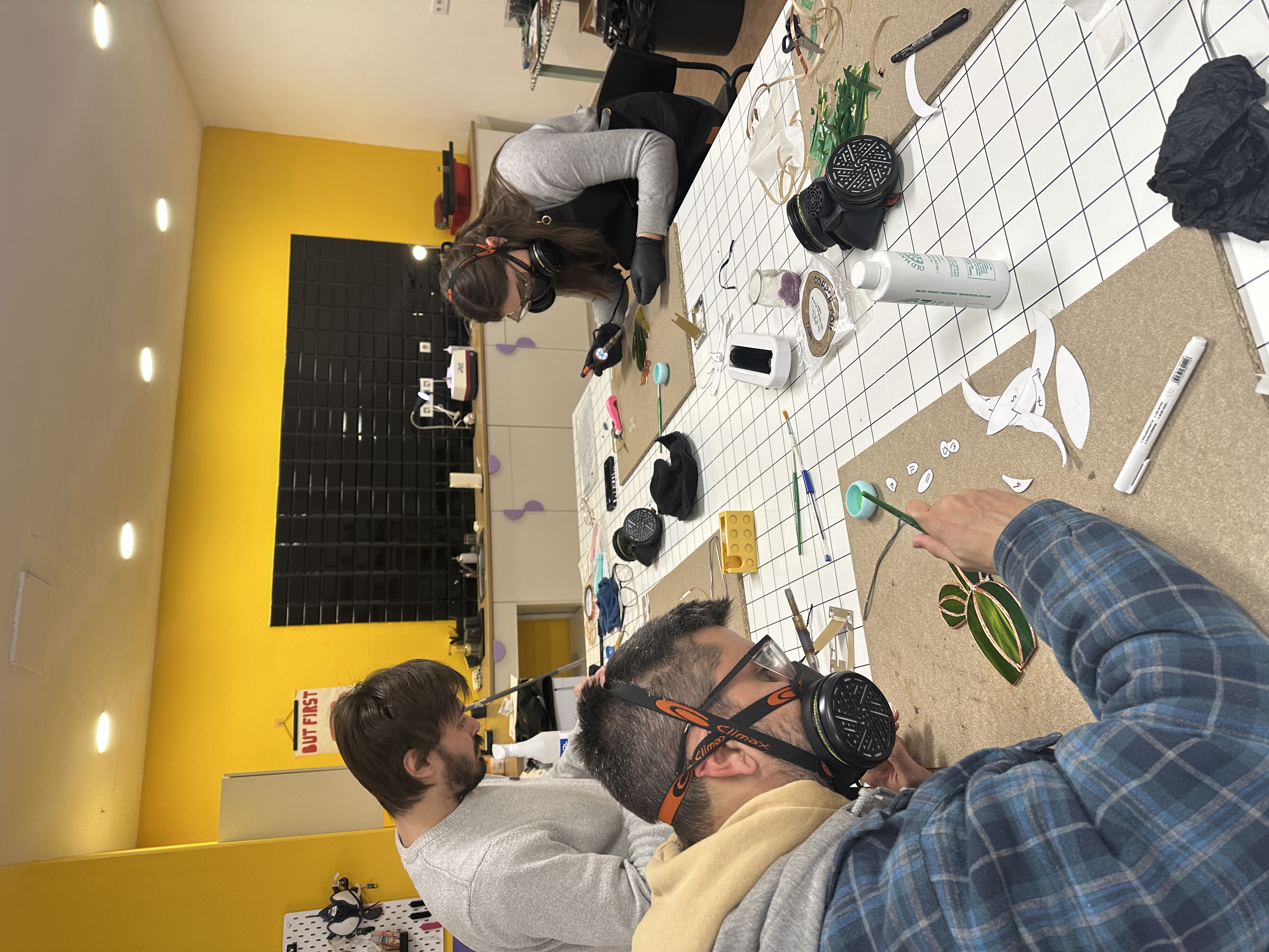 Alumnas trabajando en el taller de vidrio - Aprendiendo técnica de vitrales